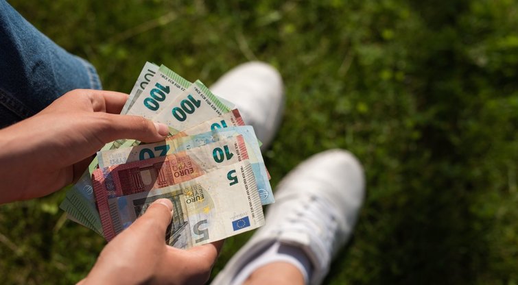 Minimali mėnesinė alga: Lietuvos valdžia siūlo laukti, o Vokietijoje jau viršys 2 tūkst. eurų