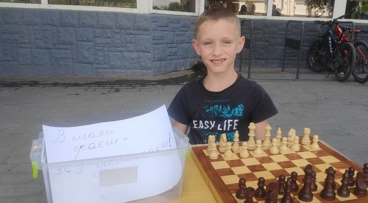 Iš Bučos pabėgusio 8-mečio gerumas spaudžia širdį: kviečia gyventojus už pinigus žaisti šachmatais, o gautą sumą skiria Ukrainos kariams