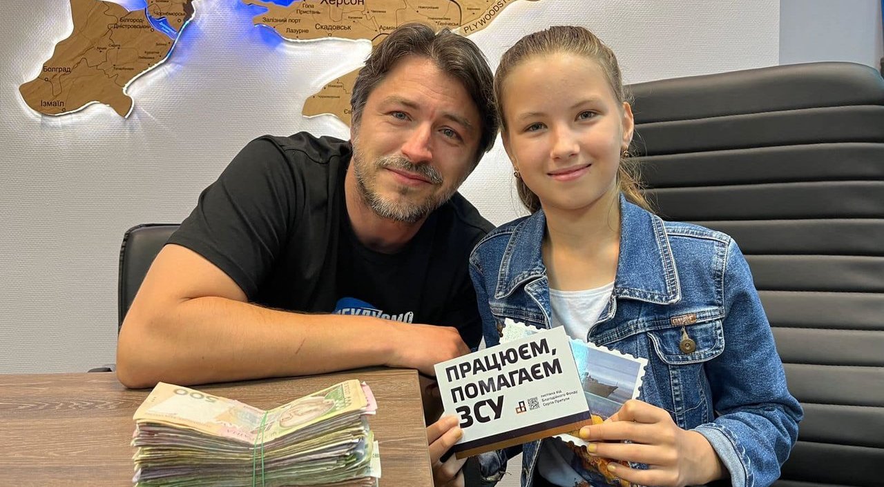 10-metė surinko pinigų Ukrainos kariuomenei: paramą gavęs savanoris apsipylė ašaromis