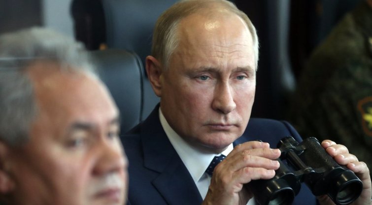 Putinas įsiutęs: JAV ginklais ukrainiečiai smogė vadavietei, o rusų sistema patyrė fiasko