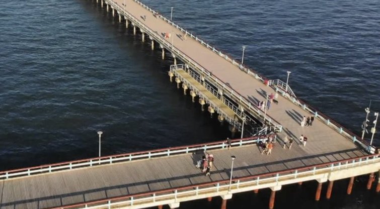 Nuo Palangos tilto į jūrą nušoko ir pradingo žmogus