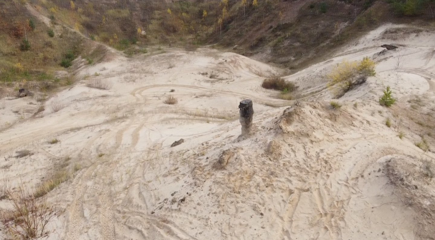 Itin retas radinys Kelmės rajone: smėlio karjere – unikalios juodos spalvos akmens stulpas