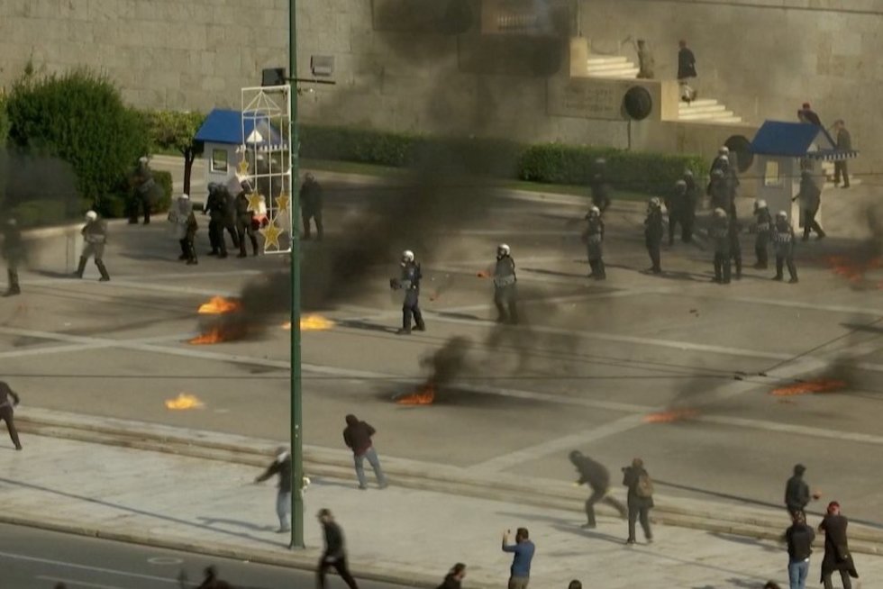 Atėnuose griaudi sprogimai – protestuoti į gatves išėjo per 20 tūkst. žmonių