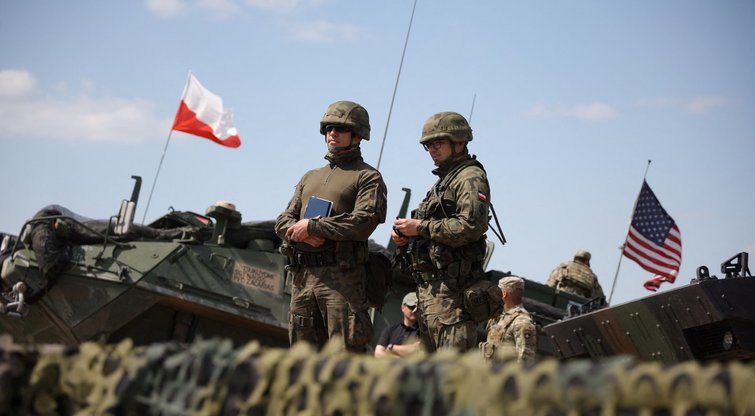 Vienas lauke – ne karys: Lenkija auginasi didžiulius karinius raumenis, bet NATO žodis lieka paskutinis