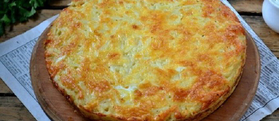 Tarkuotų bulvių pyragas su sūriu ir česnaku – apsilaižysite pirštus!