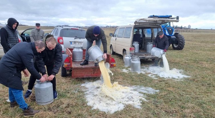 Tonos pieno pilamos į laukus: ūkininkai nebemato prasmės dirbti
