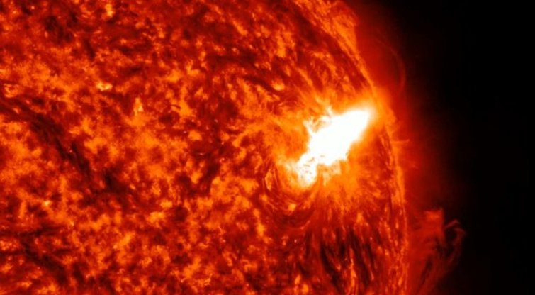 Gresia galingos magnetinės audros: užfiksuotas galingas pliūpsnis Saulės paviršiuje