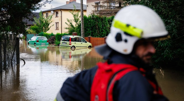 Po vandeniu – ištisi priemiesčiai: Dunojus tvindo Vengrijos sostinę